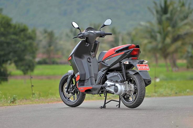 Sharp lines for the plastic panels and handsome graphics give the SR150 a racy look. Sharp lines for the plastic panels and handsome graphics give the SR150 a racy look.